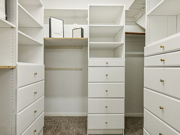 4th image of 302 Chestnut Cove Cir