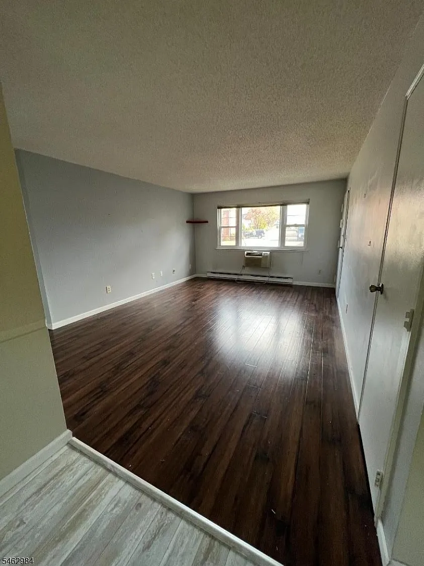 1 bed, 1.0 bath, $2,100 — Photo 2