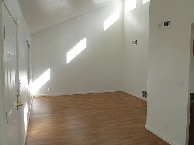 285 W Hillside Ave — Photo 2