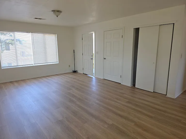 1033 Pacific Ave — Photo 3