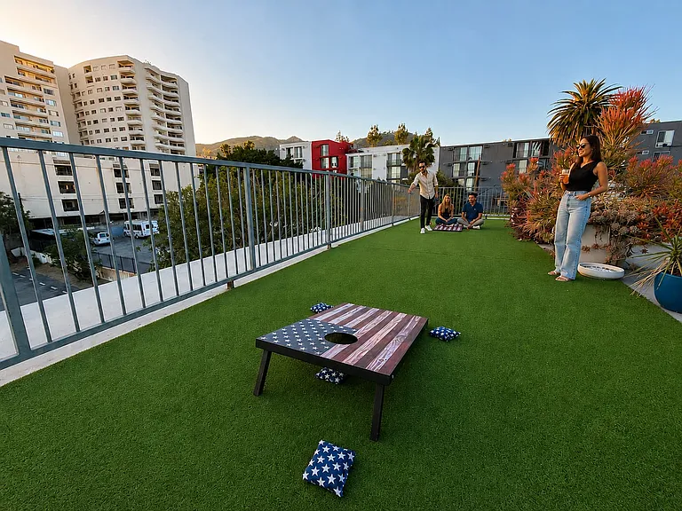 1747 N La Brea Ave — Photo 7