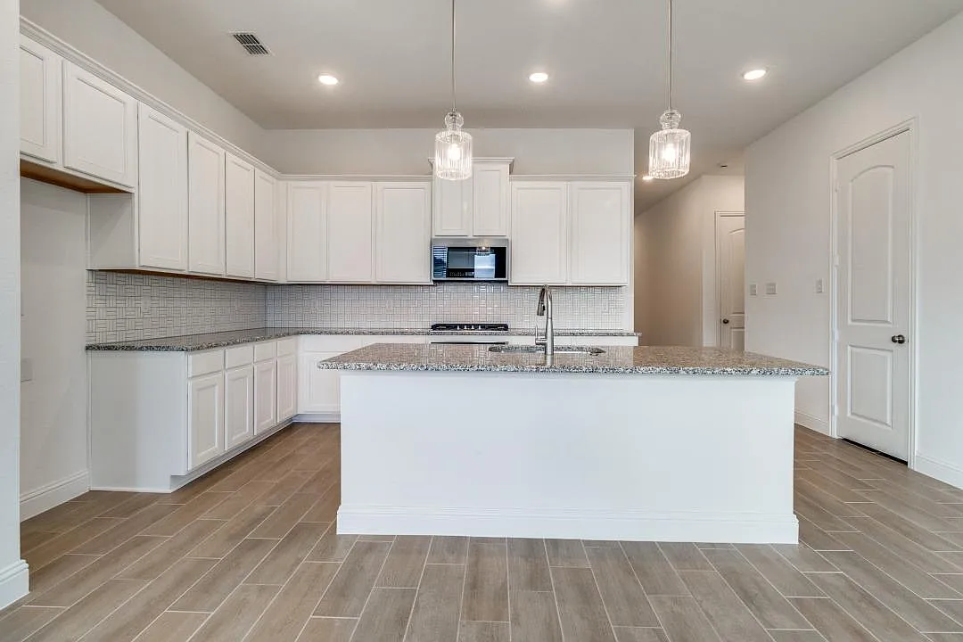 3 bed, 1813 sqft, $1,999 — Photo 3