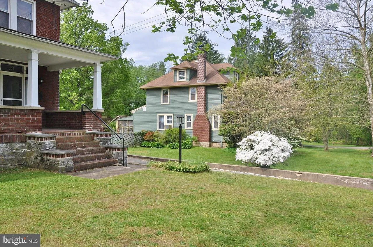 4 bed, 2.5 bath, 2400 sqft, $3,200 — Photo 4