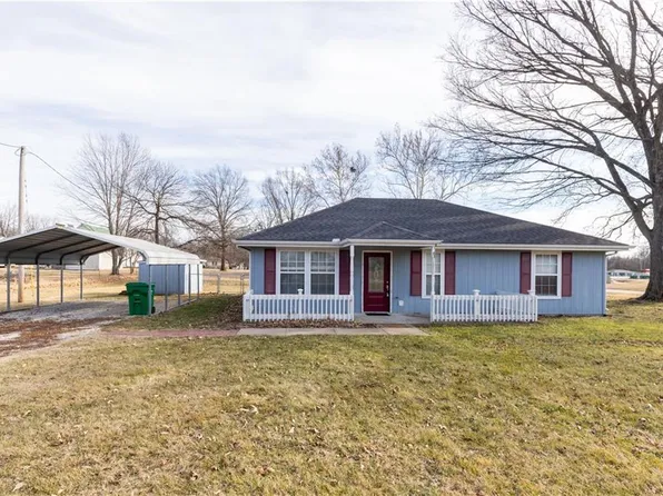 302 E St, Creighton, MO 64739