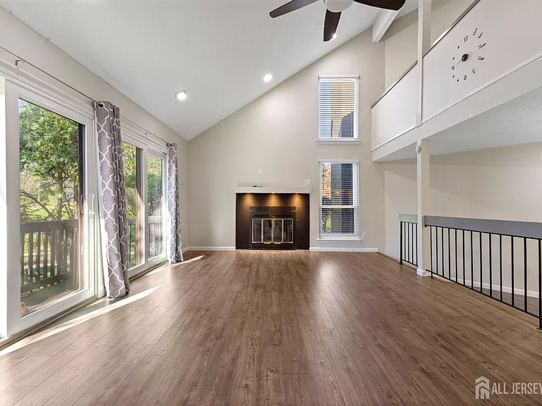 496 Westgate Dr — Photo 11