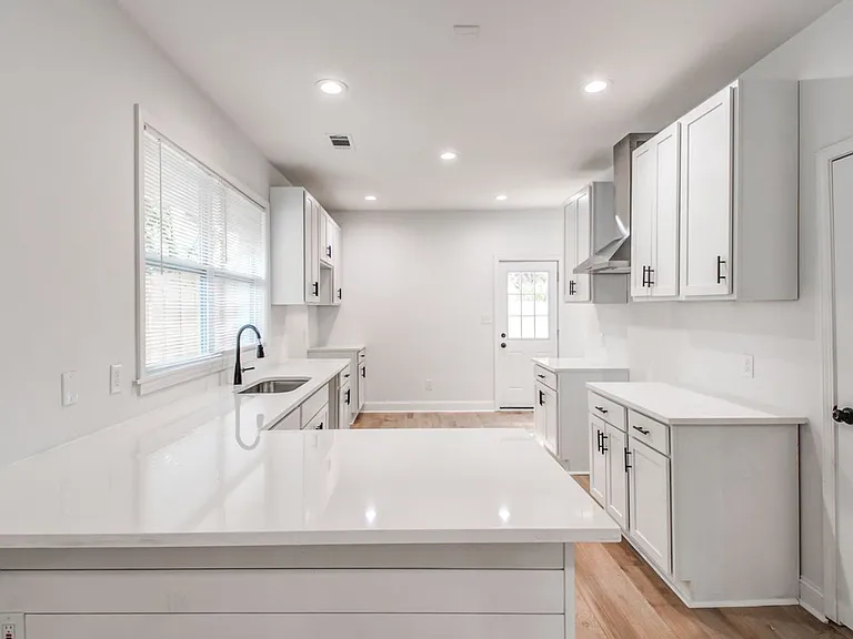 1825 Young Ave — Photo 7