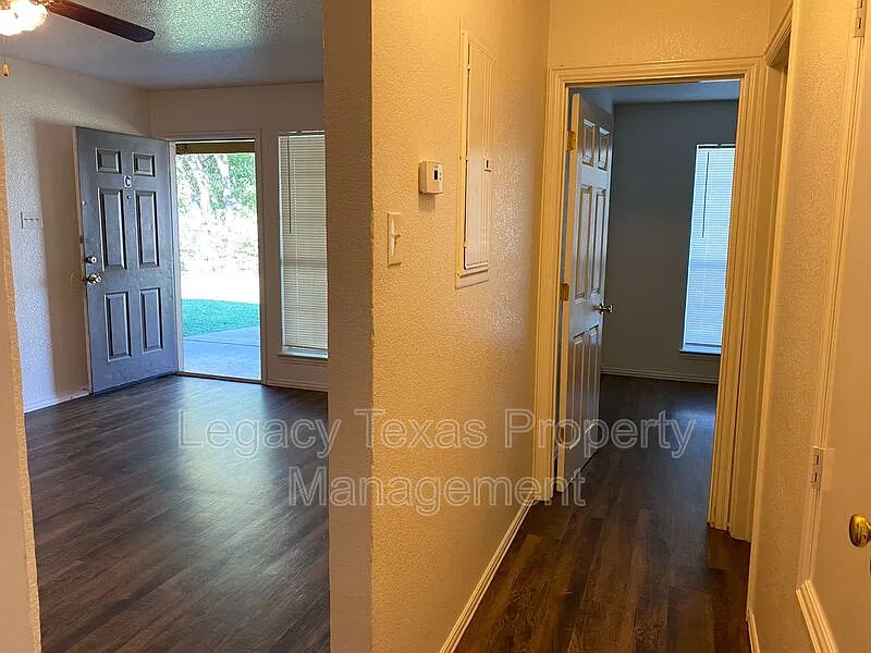 2 bed, 1.0 bath, $1,000 — Photo 3