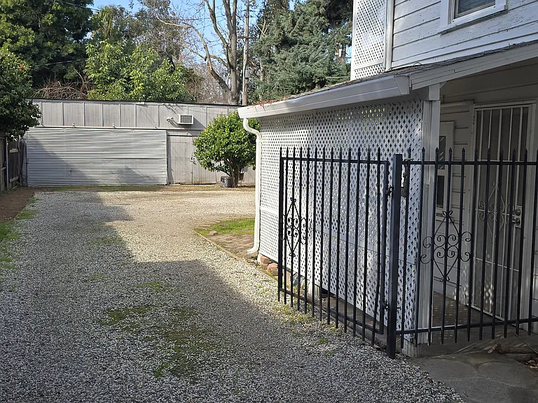 620 23rd St #B — Photo 24