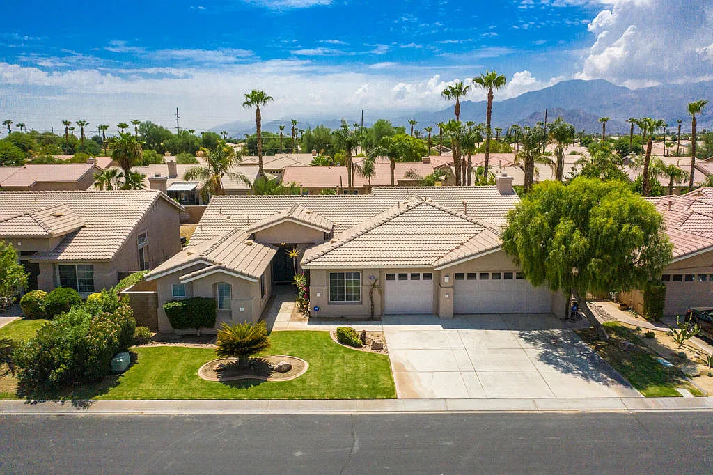 4 bed, 2.5 bath, 2652 sqft, $3,700 — Photo 2