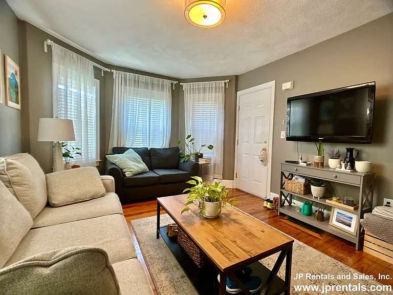 9 Barton St #1 — Photo 4