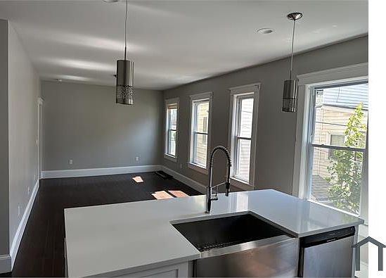 4th image of 183 Chelsea St #2
