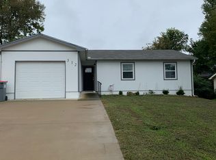 512 E 5th Pl, Grove, OK 74344