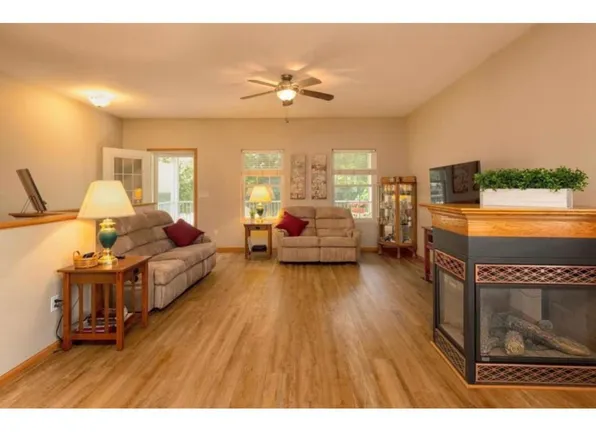 3824 Jay Ln, Waterloo, IA 50701