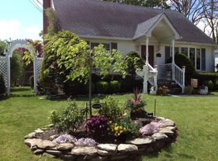 236 N Hawthorne St, Massapequa, NY 11758