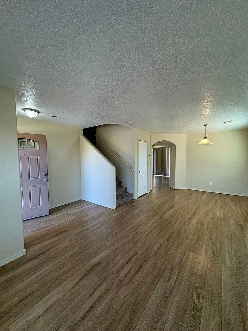 4 bed 2.5 bath 2575 sq ft home. Stunning Back Yard! — Photo 3