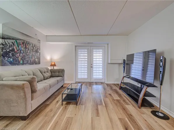 1490 Bishops Gate #106, Oakville, ON L6M 4N3