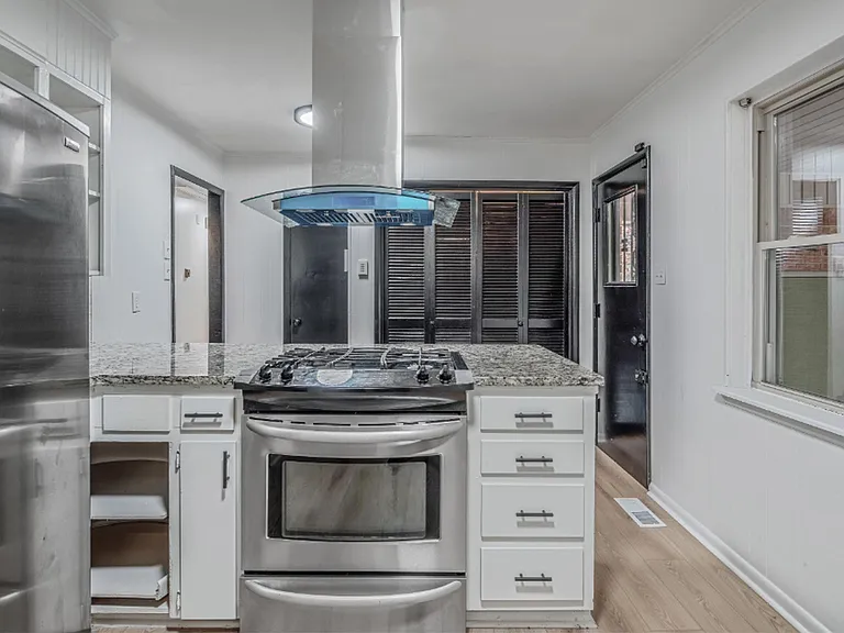 1112 N Hughes St — Photo 6