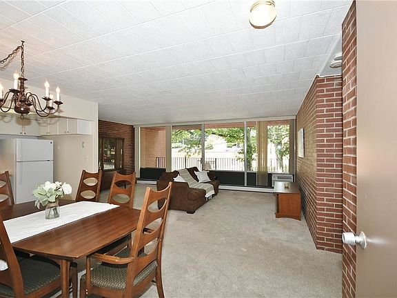 3rd image of 446 Hoodridge Dr APT 107