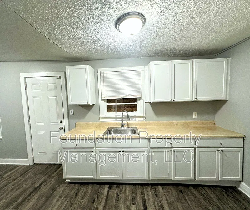3 bed, 1.0 bath, 904 sqft, $745 — Photo 4
