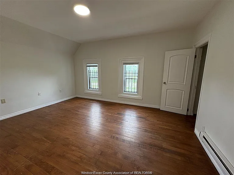 454 Crawford Ave — Photo 5