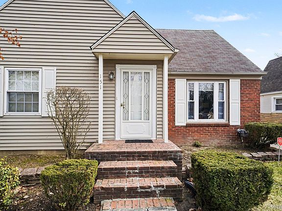 2nd image of 151 Commonwealth Ave