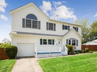 28 Salem Ln, Selden, NY 11784