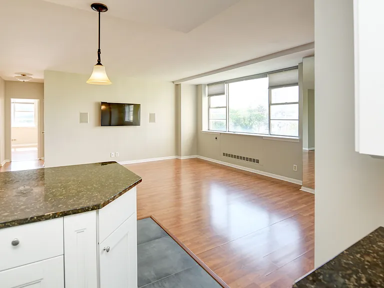 1620 E Broad St #402 — Photo 1