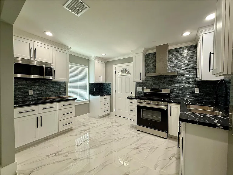 2630 De Soto St — Photo 4