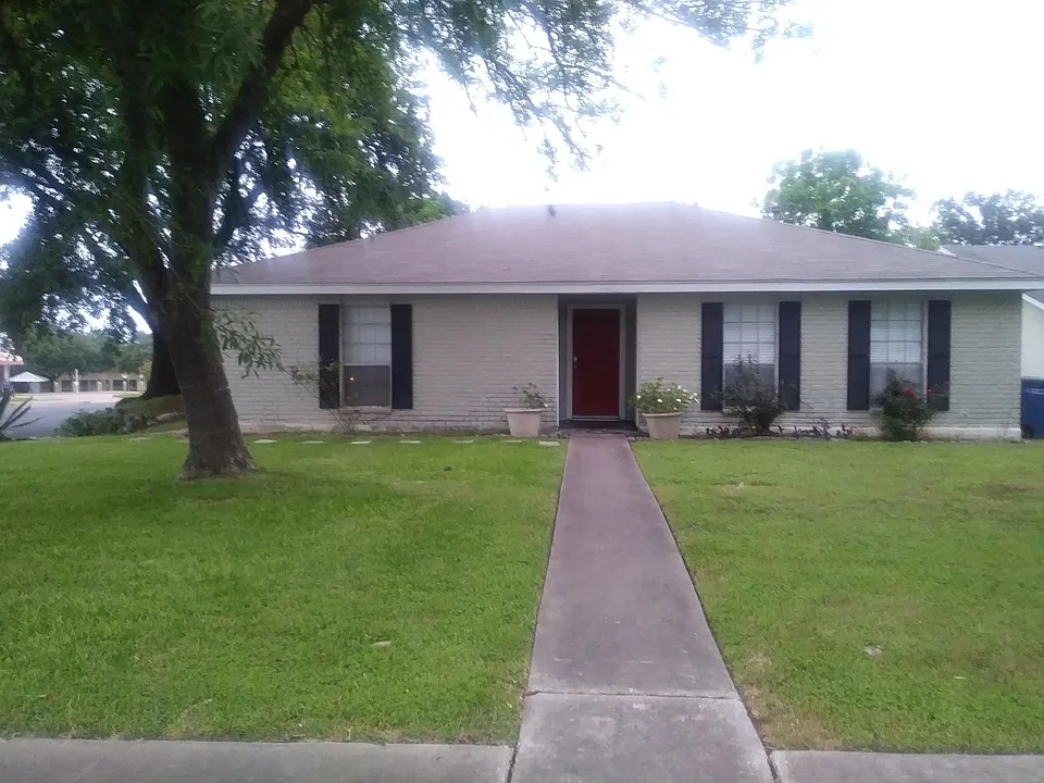 1102 Echo Ln