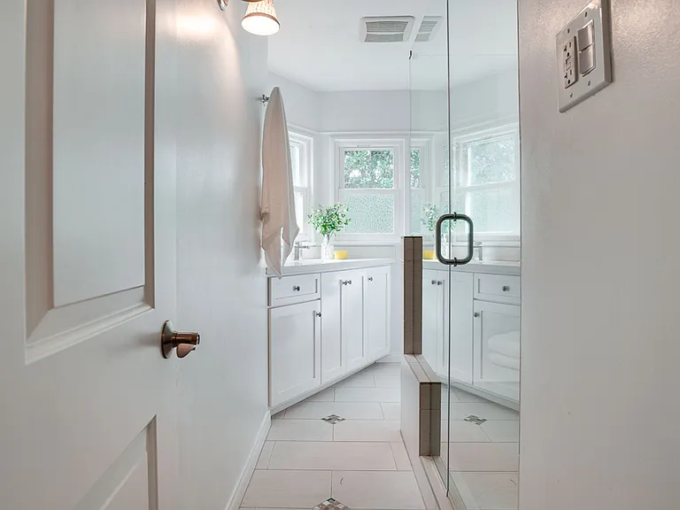 13360 Magnolia Blvd — Photo 39