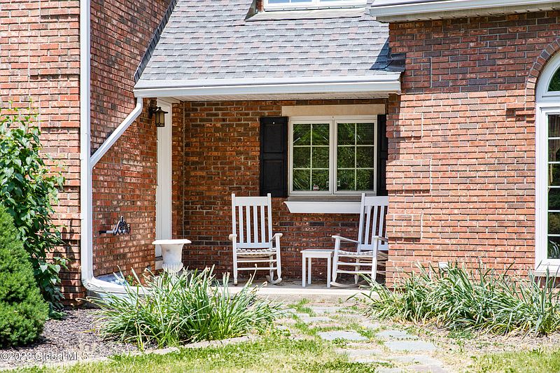 5th image of 363 Pinewoods Avenue