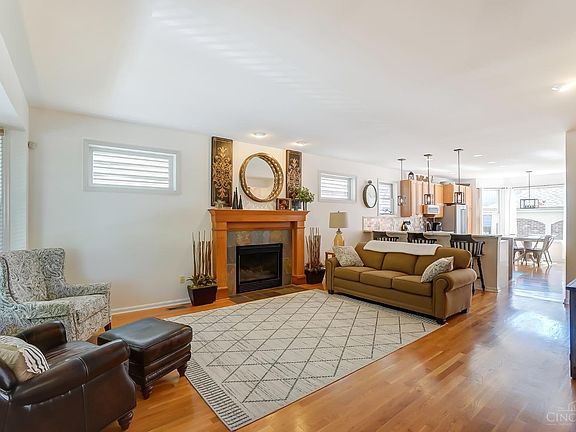 4th image of 932 Weninger Cir