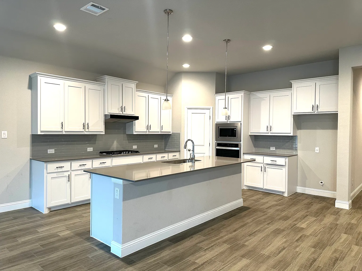 4 bed, 2.5 bath, 2446 sqft, $3,300 — Photo 3