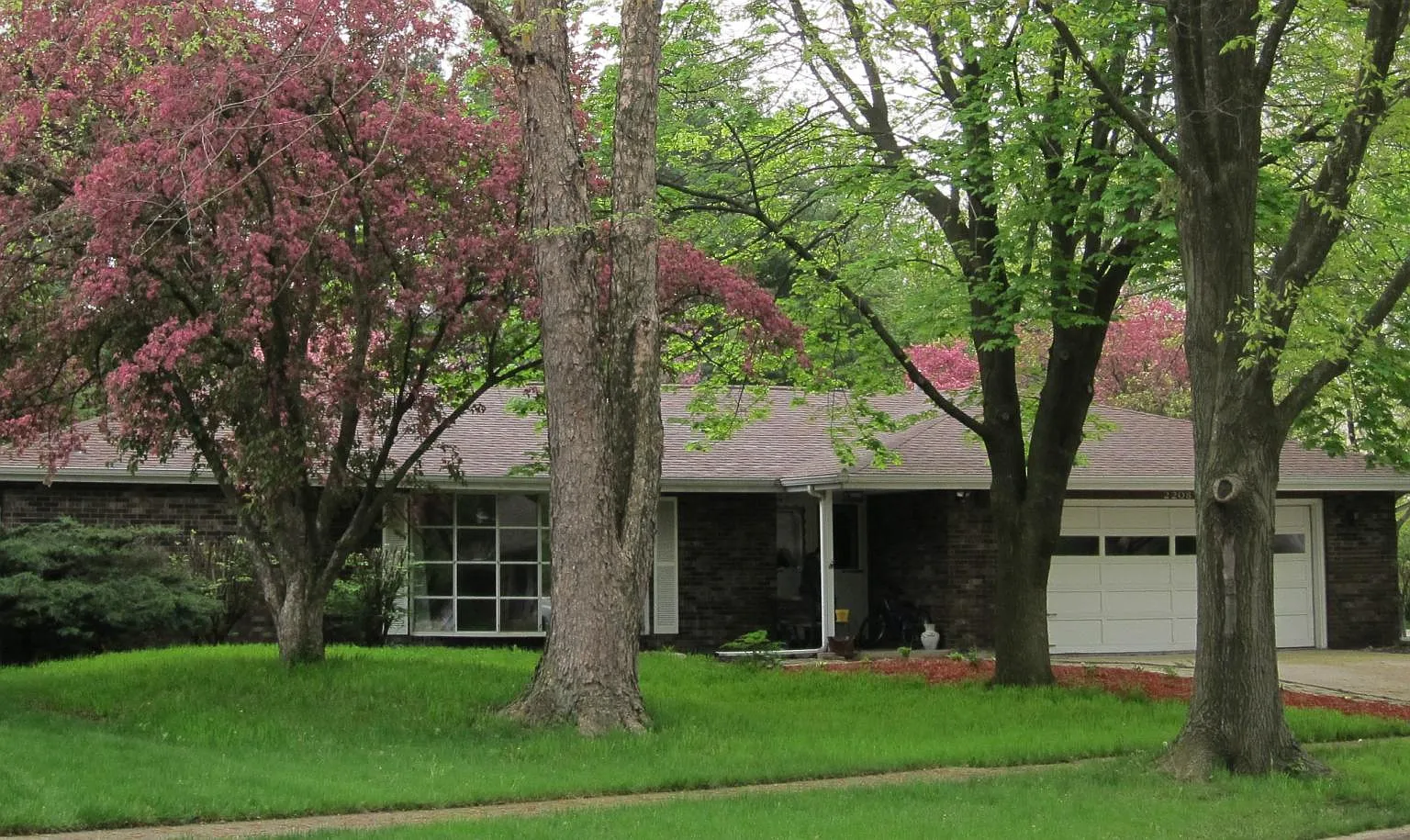 4 bed, 2.5 bath, 2740 sqft, $2,575 — Photo 2