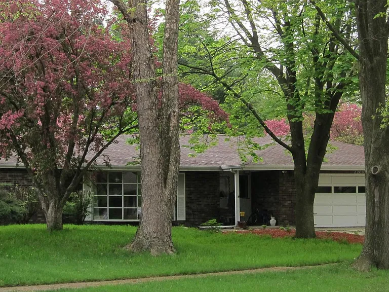 2208 Wyld Dr — Photo 2