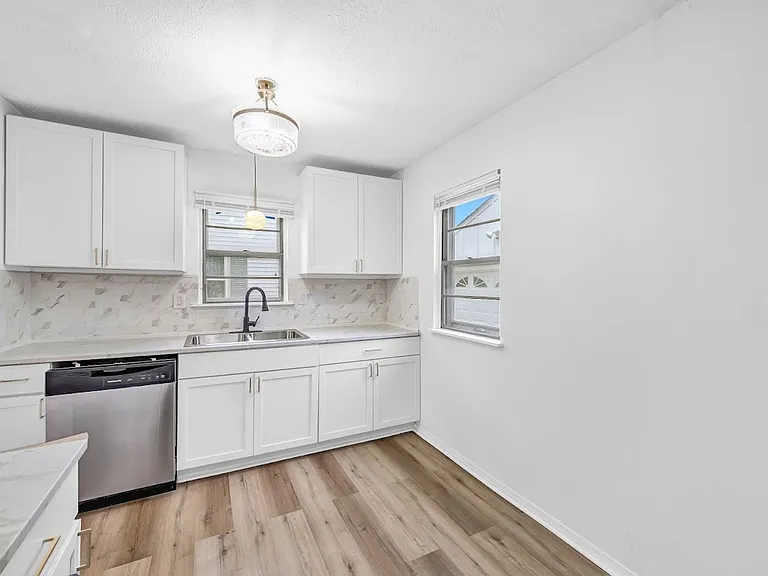 27151 Farringdon Ave — Photo 5