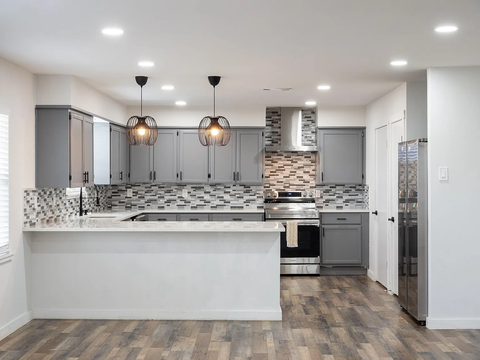 3 bed, 2.0 bath, 1683 sqft, $2,200 — Photo 2