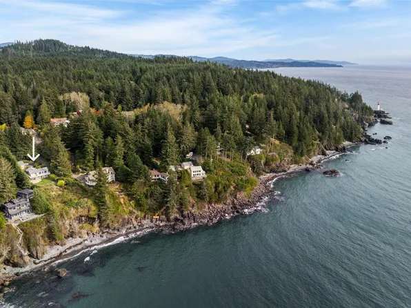 2594 Seaside Dr, Capital, BC V9Z 1G7