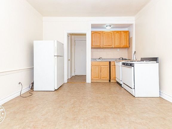 2nd image of 377 Montgomery St #F25