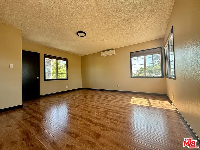 6205 Gentry Ave — Photo 16