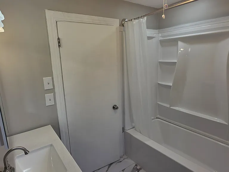 1225 W Osborne St — Photo 7