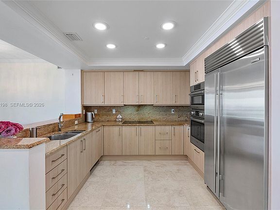5th image of 1819 SE 17th St APT 906