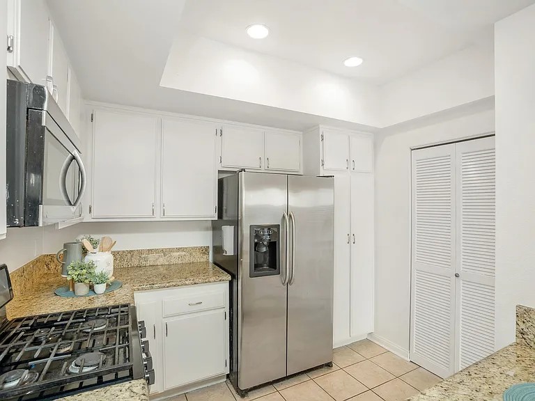 1655 Greenfield Ave #14 — Photo 11