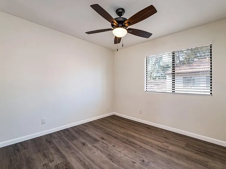 5800 Owensmouth Ave #14 — Photo 15