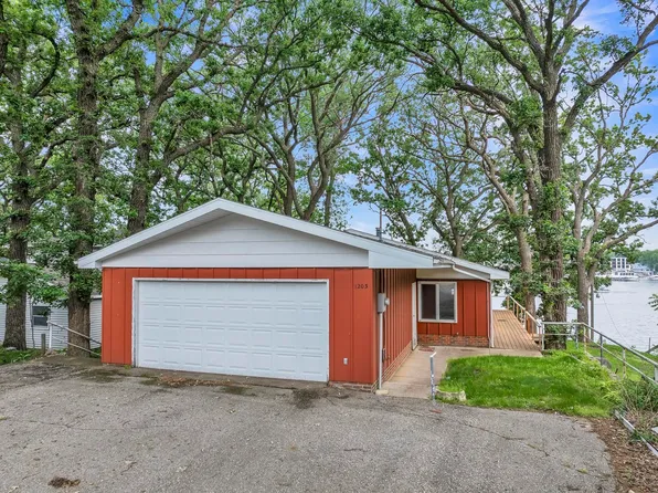 1203 Lake Shore Dr, Okoboji, IA 51355