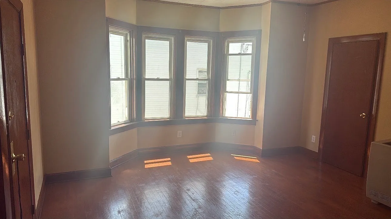 3 bed, 1.0 bath, 1050 sqft, $1,850 — Photo 4