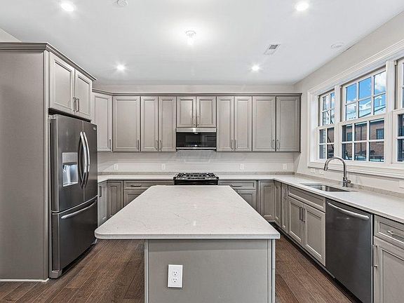5th image of 80 Normandy Ave #Townhouse 68