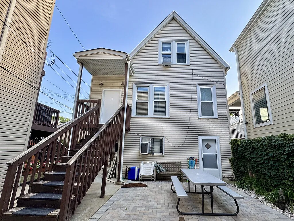 1721 W Nelson Street — Photo 1
