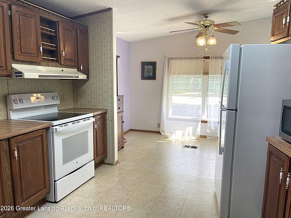 3rd image of 102 Saint Ives N