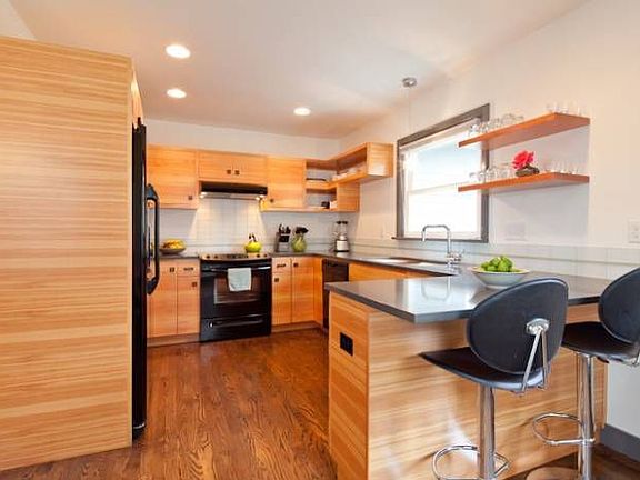 Kitchen w/Breakfast Bar